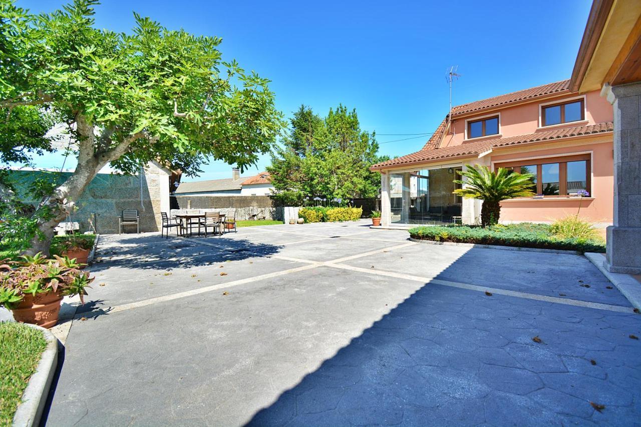 Galihost - Casa Con Precioso Jardin En Vilanova De Arousa Exterior photo